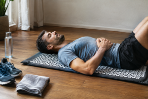 Tapis d'acupression : utile pour la récupération du coureur ?
